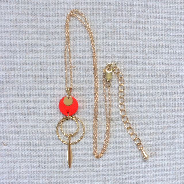 Collier « Ukulele lungo » doré, cuir orange fluo