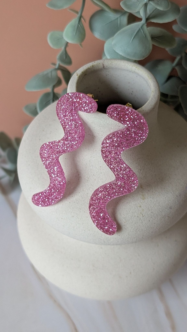 Boucles d&#039;oreilles roses pailletées en plexi