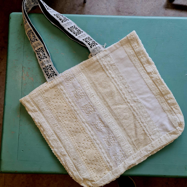 Tygkasse med påsydda spetsband