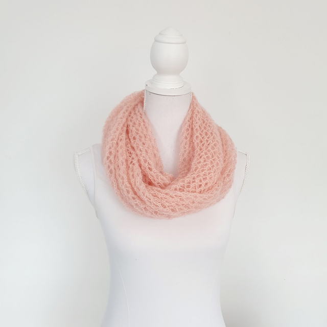 Zachte handgebreide mohair/wol colsjaal met open structuur