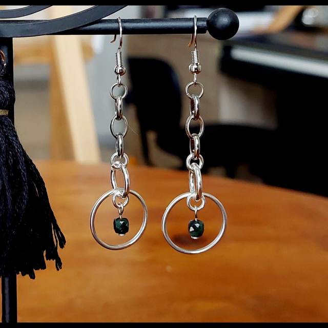 Boucles d&#039;oreilles anneaux en acier inoxydable et pierres Rubis zoïsite