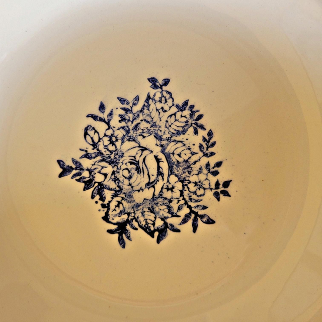Assiettes creuses vintage faïence ADP, motifs de roses couleur bleu