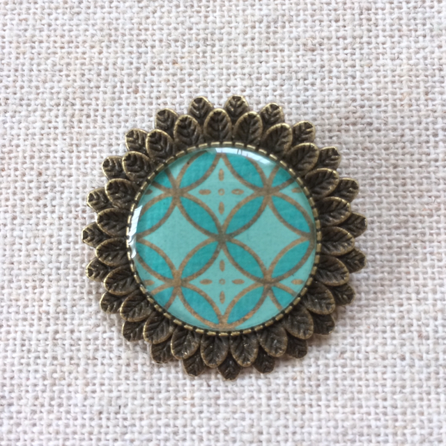 Broche support bronze, papier à motifs géométriques vert turquoise, vert d’eau et vieil or