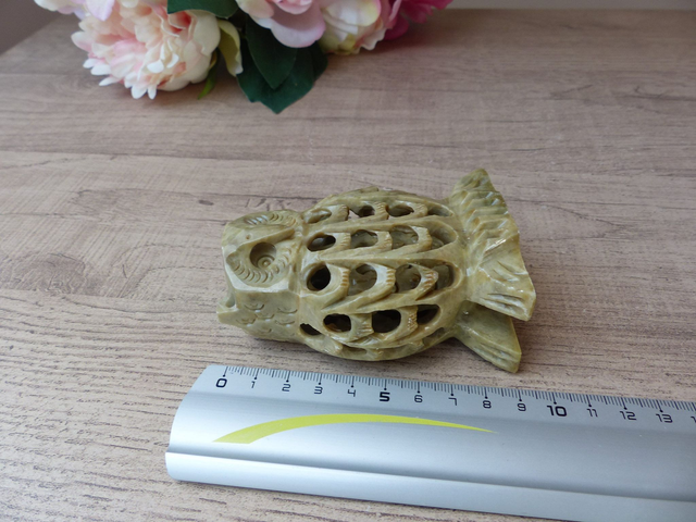 Sculpture hibou en pierre undercut fait main – figurine artisanale vintage avec bébé hibou sculpté à l’intérieur - objet d'art et symbolique