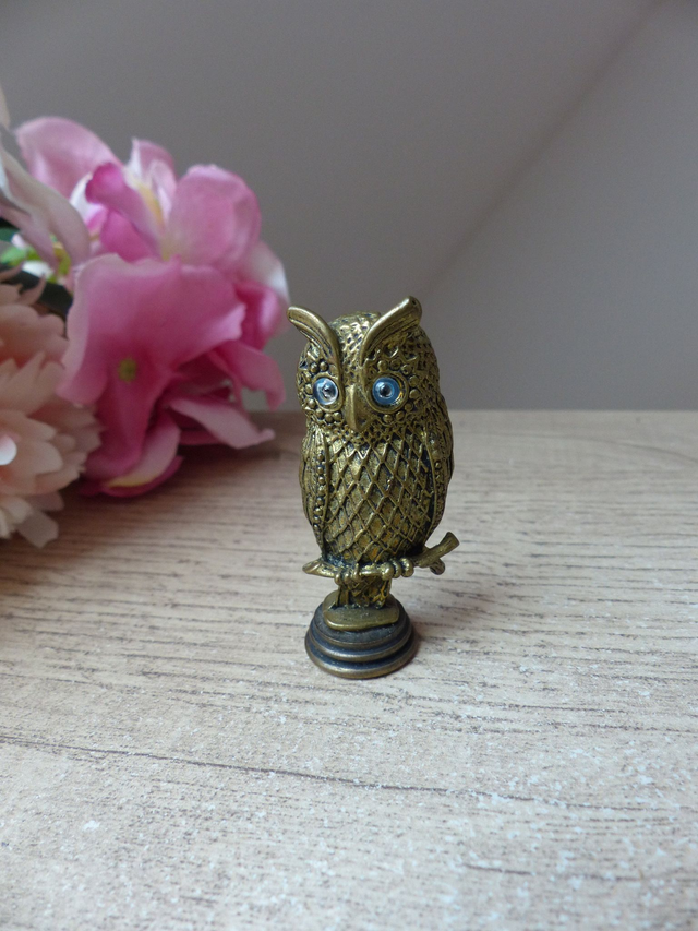 Figurine miniature hibou en laiton vintage – chouette d’Athéna aux yeux bleus – symbole de sagesse et mythologie grecque