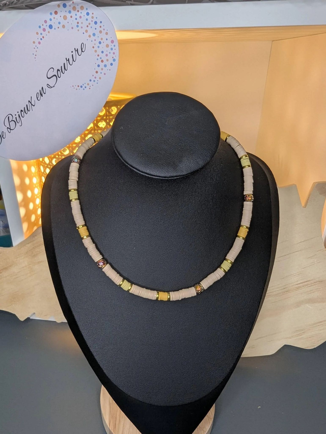 collier ras de cou avec des perles plates heishi de couleurs jaune, beige et or intercalé de perles de lave volcanique doré. 
