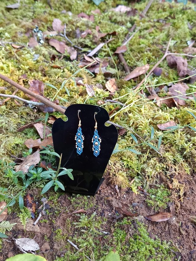 Boucle d'oreille bleu avec perles dorées 