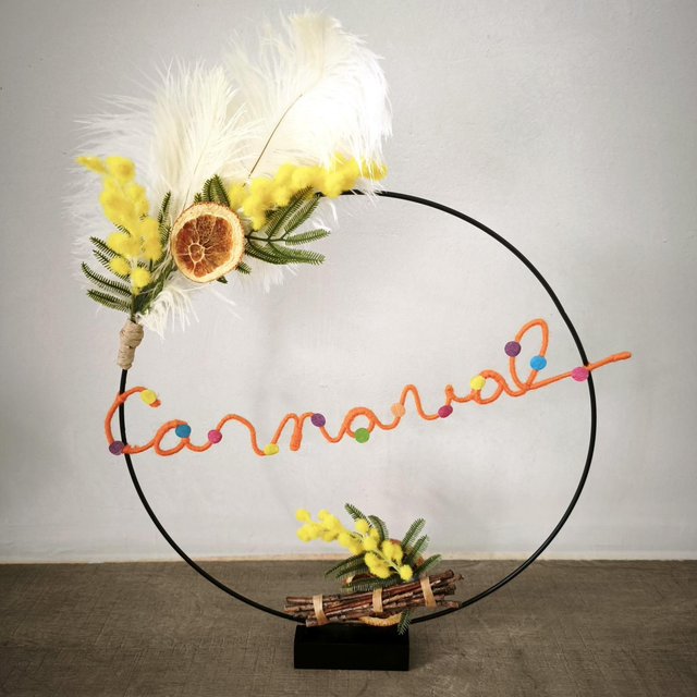 Décoration florale Carnaval – Cercle à poser plumes d’autruche & oranges séchées