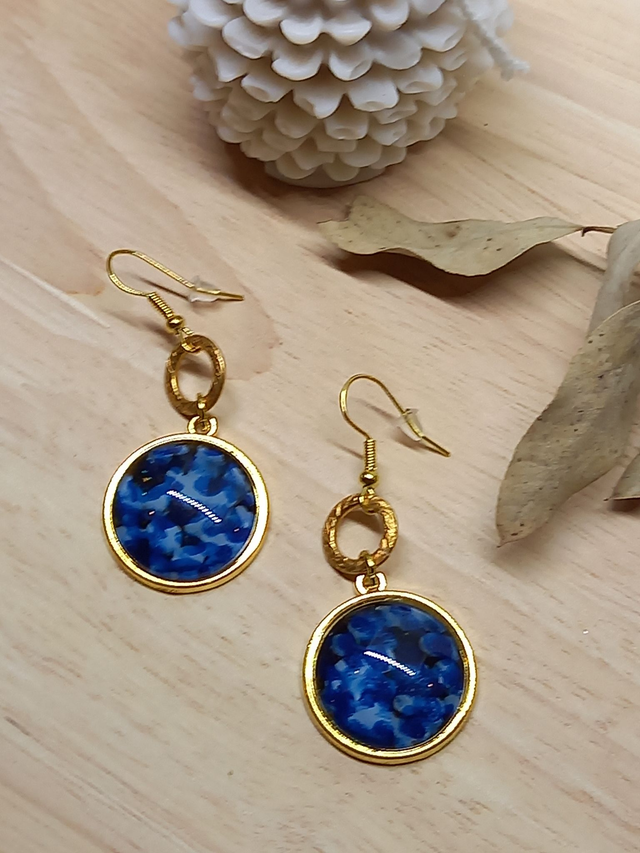 Boucles d&#039;oreilles Composition cabochon bleu - mini cercle doré