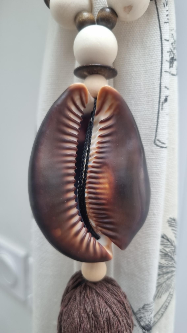 Embrasse coquillage mauritiana pompon marron