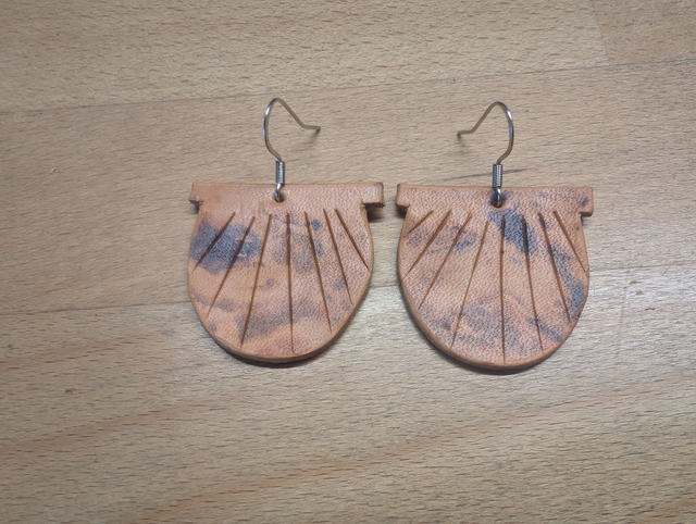 Boucles d&#039;oreille cuir marbré.