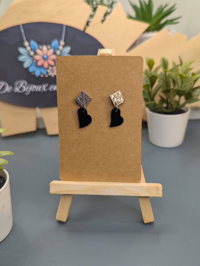 Petite boucles d'oreilles forme de cœur en cuir noir et rose.