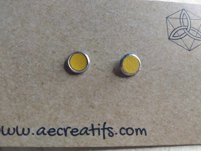 Boucles d&#039;oreilles puces cuir jaune moutarde 