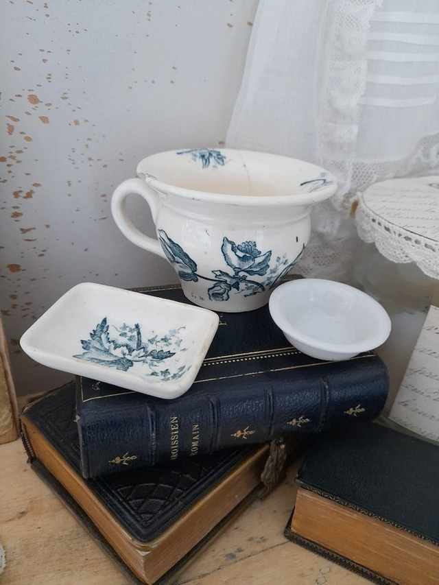 Eléments de dinette et nécessaire miniatures ancien