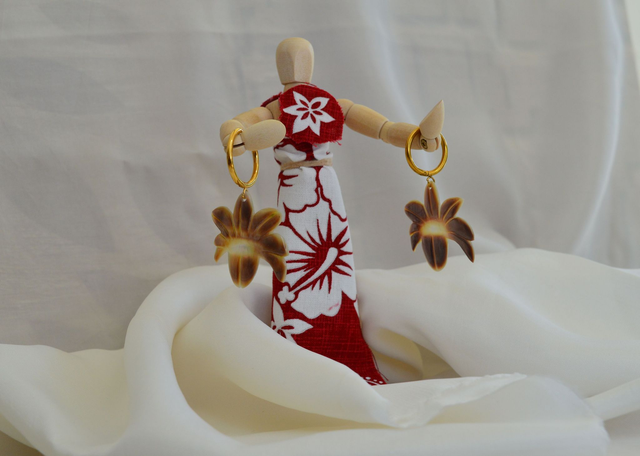 Boucles d'oreilles - créoles dorées acier inoxydable - orchidée en nacre claire