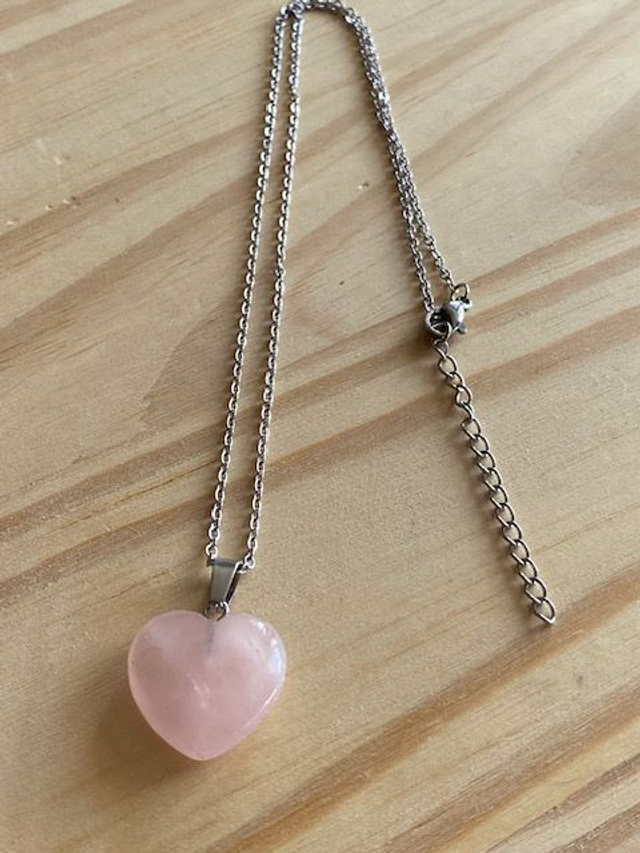 Pendentif Cœur en Quartz Rose – Élégance et Douceur