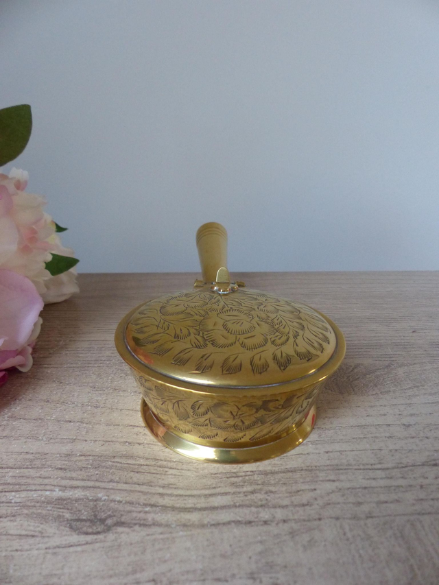 Ramasse-Miettes Vintage en Laiton Gravé – Majordome Silencieux des Années 1960, Artisanat Indien Élégant, Objet Décoration Table