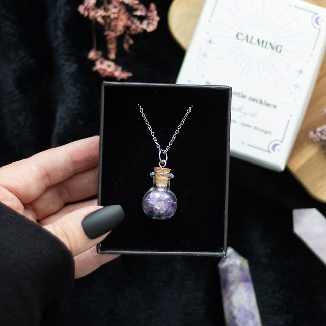 Collier bouteille de potion en cristal d'améthyste apaisant.