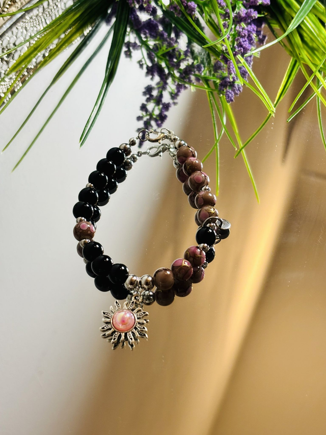 Handgemaakte Armband met Zwarte Kralen & Roze Marmerlook Kralen – Zonnebedel | MJ Creations 