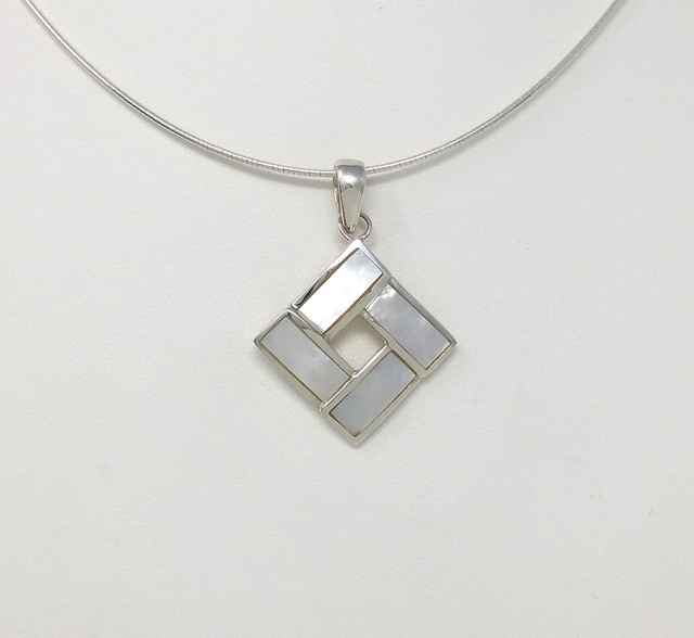 PENDENTIF CARRE DE NACRE BLANCHE AJOURE AU CENTRE ARGENT MASSIF - VENDU SANS CHAINE - 4315C