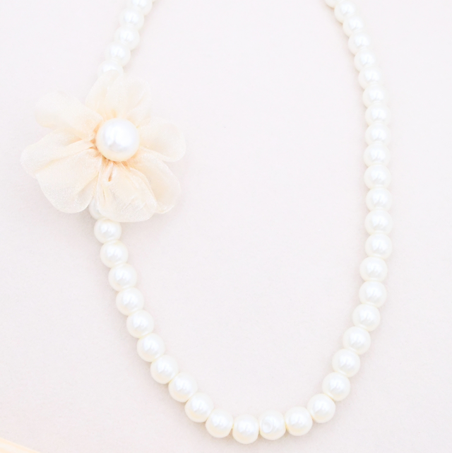 Collier perle avec fleur en tissu 