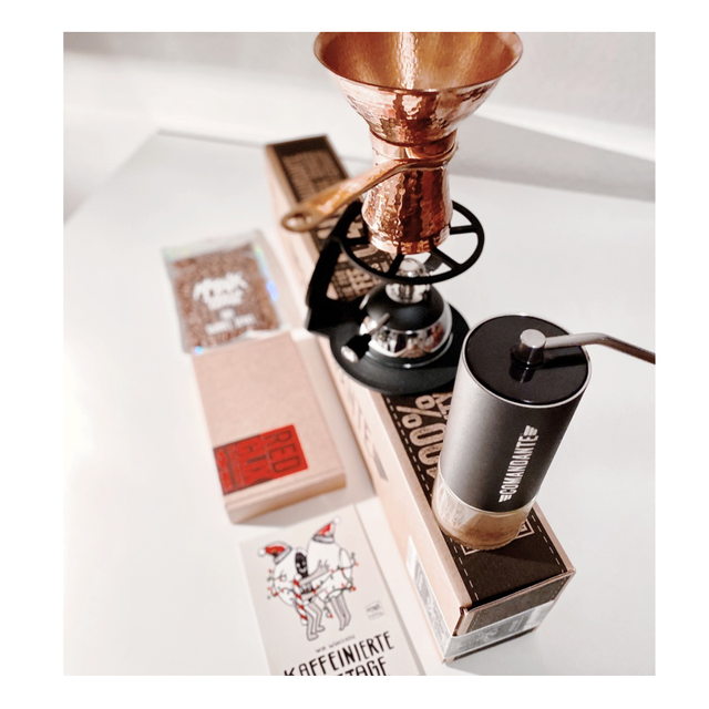 XXXL PAKET - COMANDANTE, RED CLICKS, CEZVE C2 (rechts), STAND, BURNER, FUNNEL, COFFEE, POST CARDS