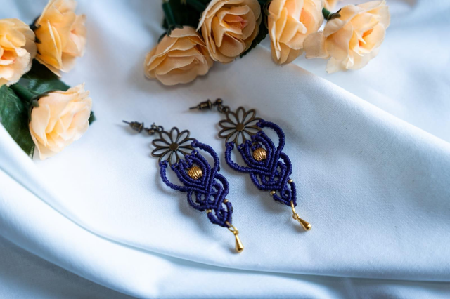 Boucles d&#039;oreilles en micro-macramé violet et perles dorées 