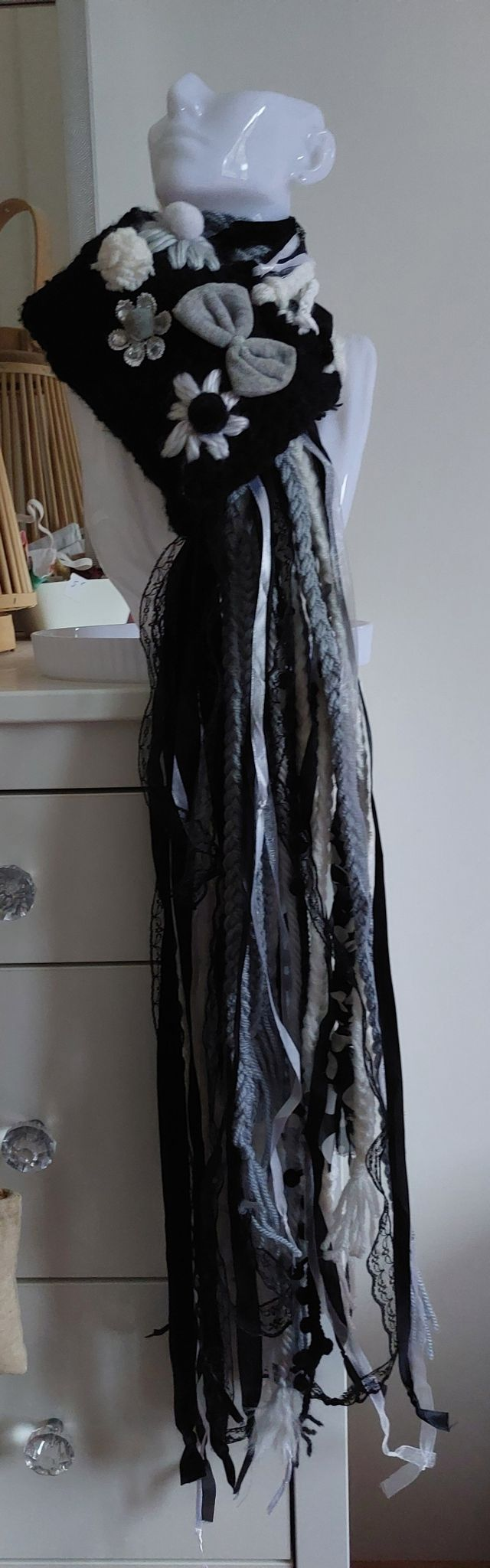 Echarpe bijoux blanche et noir