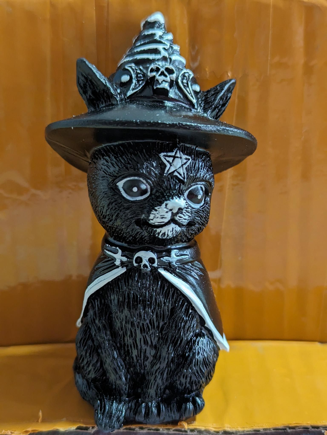 Figurine chat chapeau