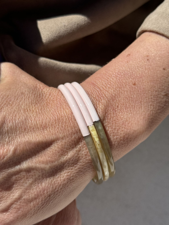 Le Bracelet Corne de buffle Rose pastel laqué , moitié naturelle   
