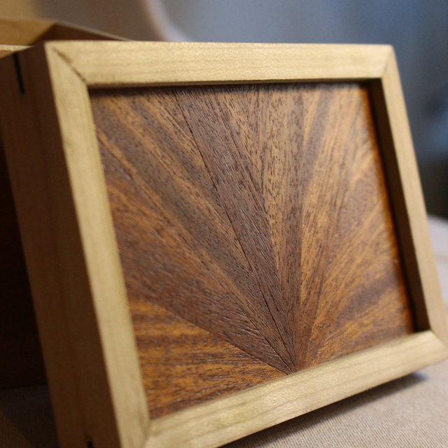 Élégante Boîte à Thé Artisanale en Bois de Merisier