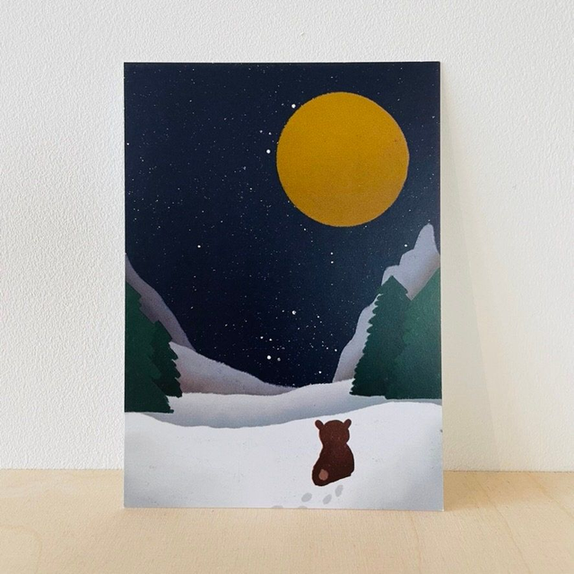 Ansichtkaart kleine bruine beer in de sneeuw, kunstdruk, 10 x 15 cm