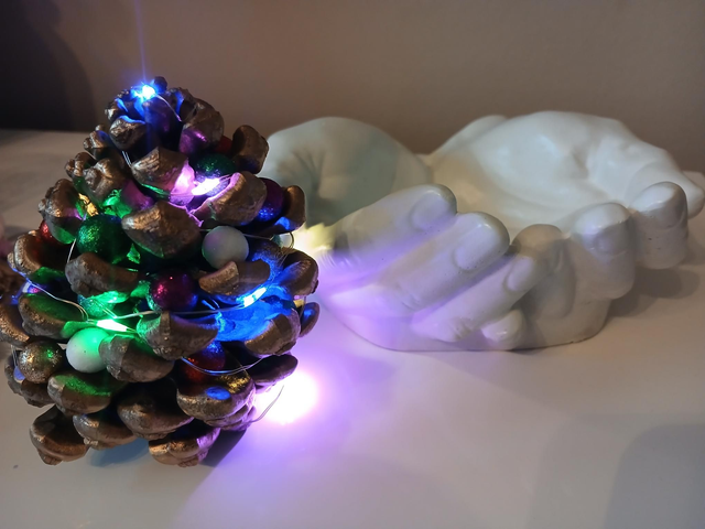 Ciment Mains vide poches pommes de pins 