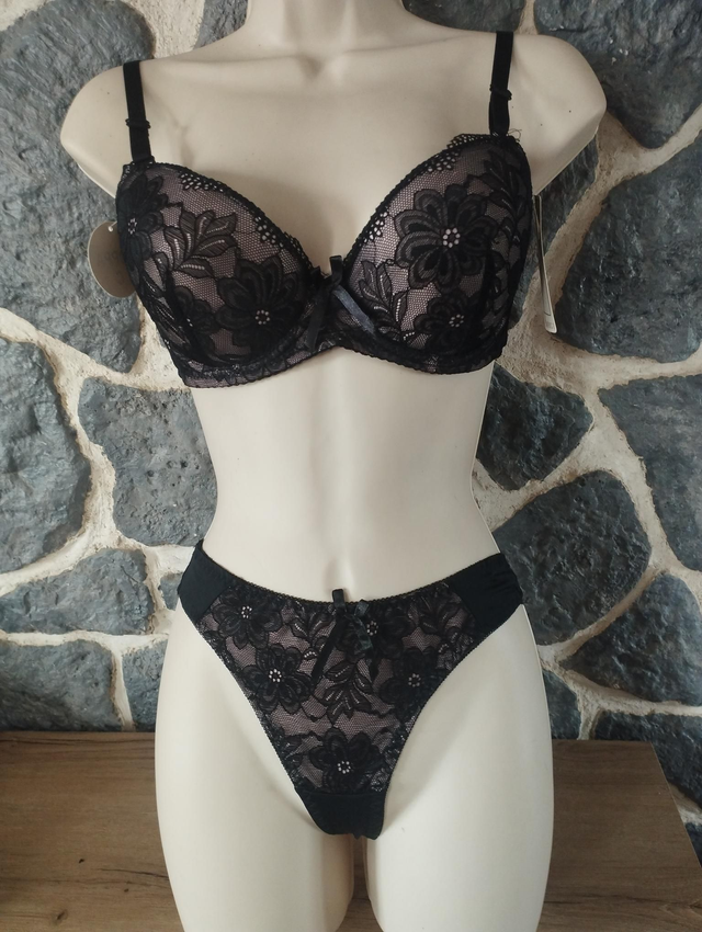 Ensemble Bonnet C 85C pour le soutien gorge avec armatures et rembourrage léger. M pour le tanga