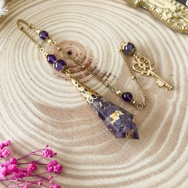 Grand pendule divinatoire en améthyste, modèle clef