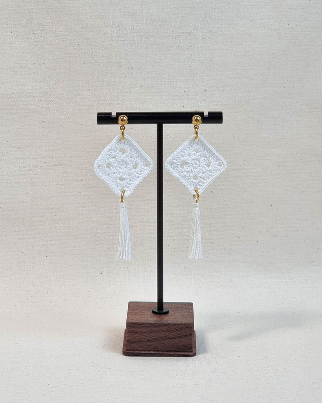 Kvačkani uhani beli