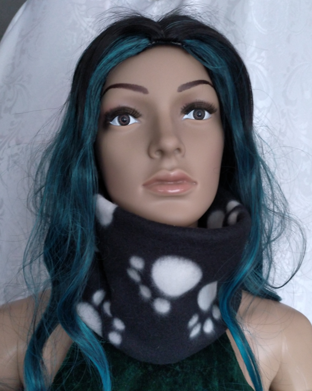 Snood polaire noir à motifs de pattes de chats blanches