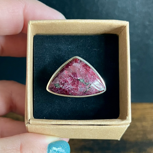 Bague en argent et Eudialyte de Russie - Taille 53 réglable