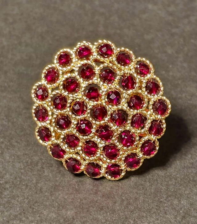 Base in bronzo placcato oro 24k, inserti in cristallo bordeaux.