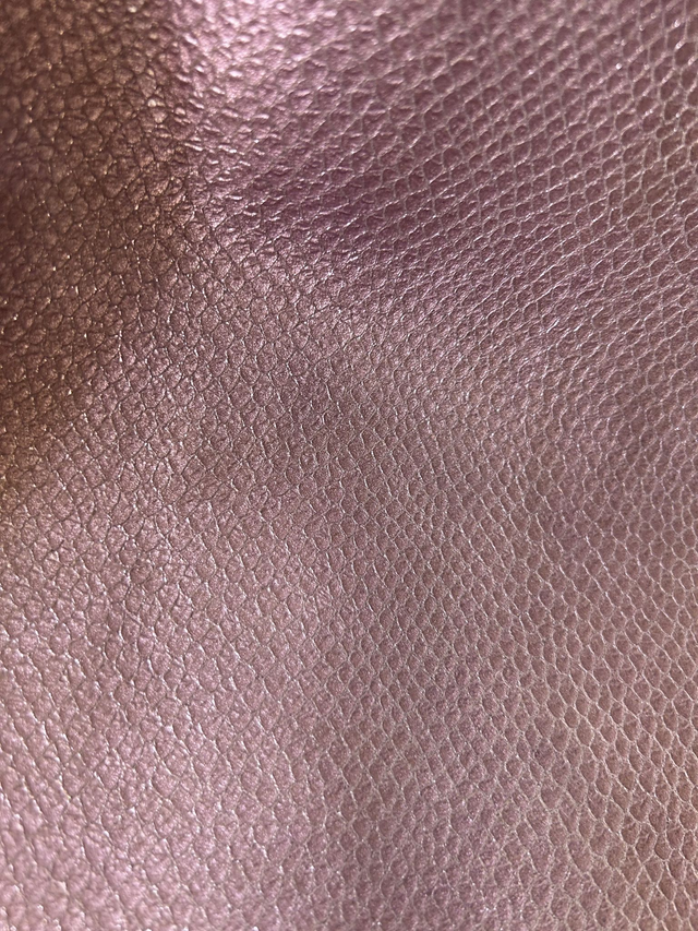 Chute de cuir de vachette rose-violet métallisé 