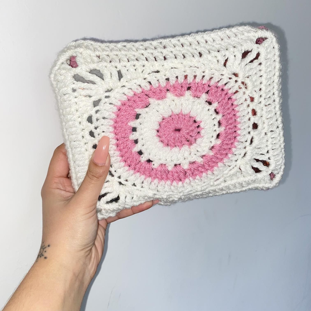 Pochette à livre crochetée Fleurie 