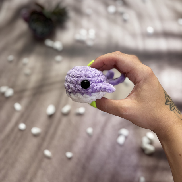 Porte-clés baleine lilas foncé 