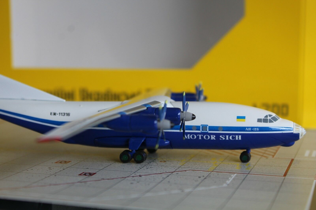 Antonov An-12 Motor Sich (UR11316), 1:200, lim. Ed. 50, very rare!