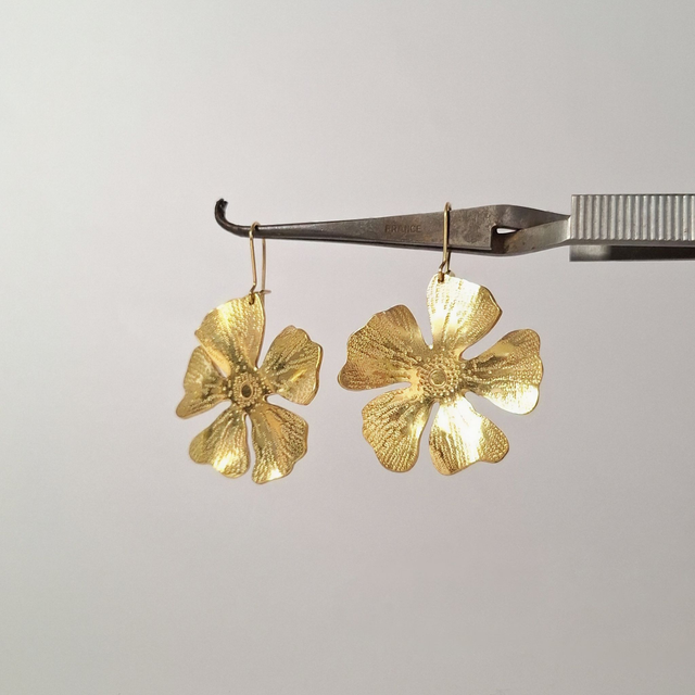 Boucles Hibiscus - Laiton ciselé, poli vernis