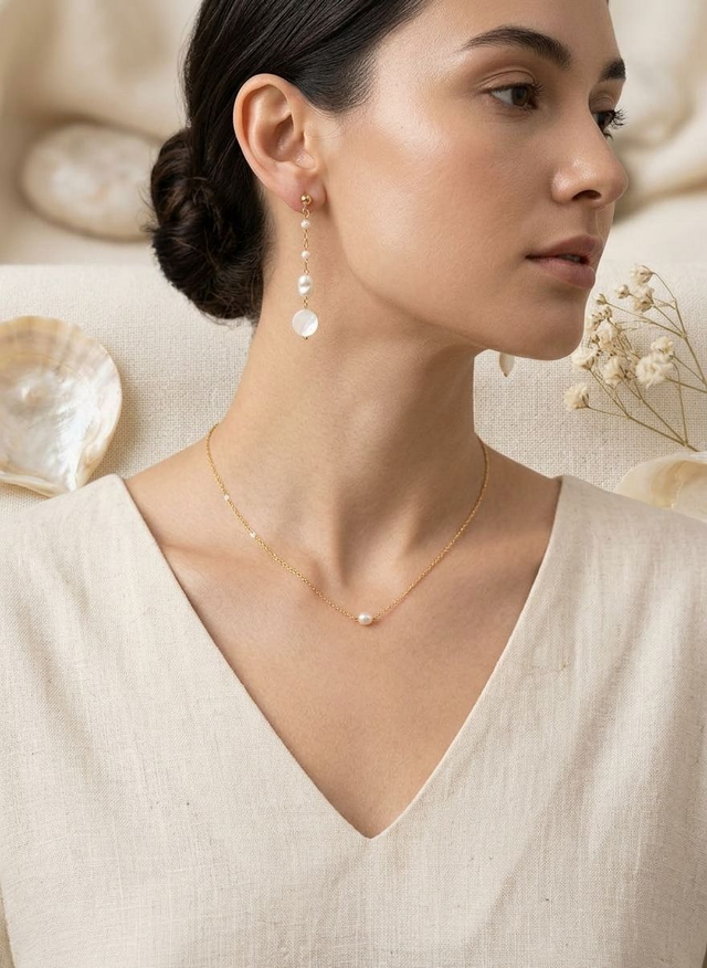 Boucles d'Oreilles Pendantes "Éclat de Nacre" – Dorées & Perles Blanches