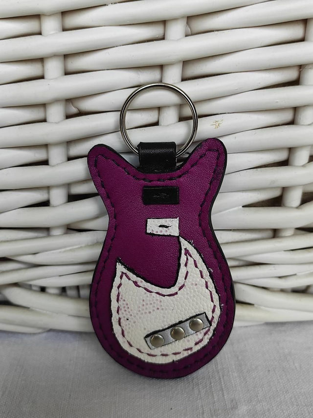 Porte clés guitare pour médiator 