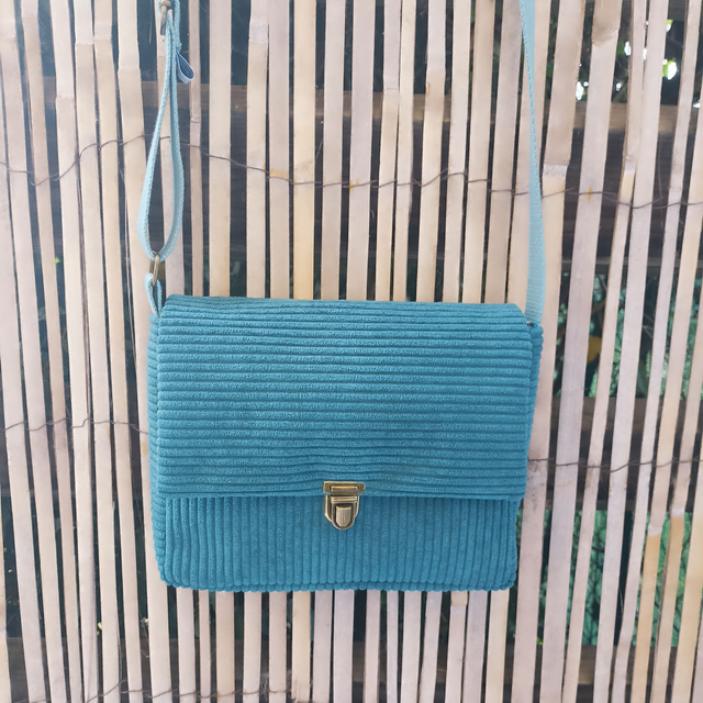Sac cartable à bandoulière en velours côtelé . Petit sac à main, fermeture bouton poussoir cartable et poche plaquée zippée