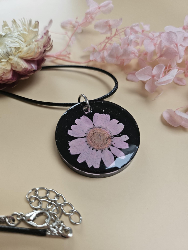 Pendentif en résine - Rond noir fleur rose