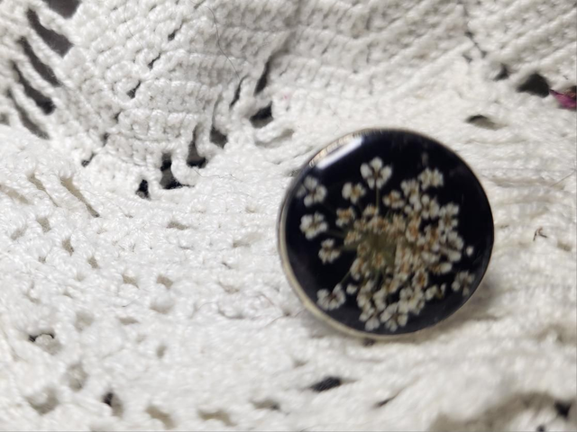 Bague fleurs blanches fond noir