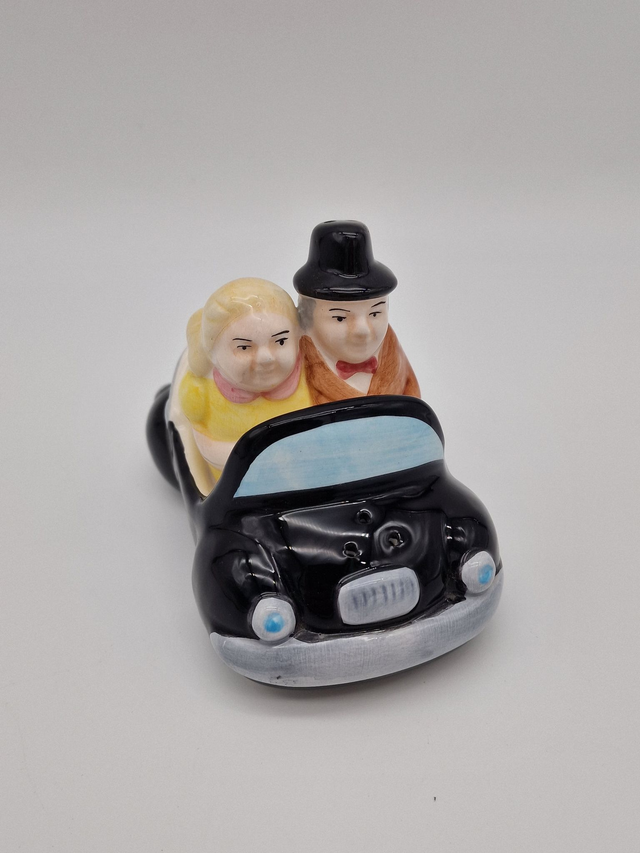Salière couple en voiture